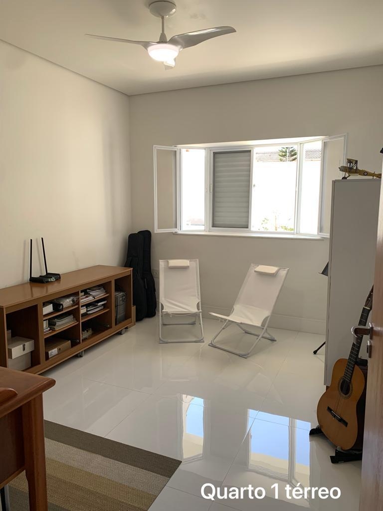 VENDO CASA COM 06 DORMITÓRIOS